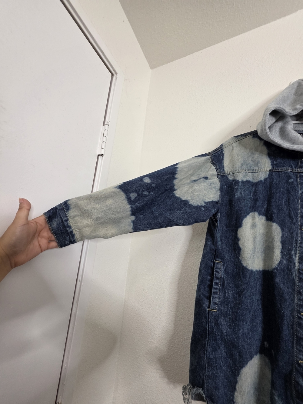 Thrill Jeans Womens Bleach Splatter Acid Wash Hooded Denim Jacket Size Large - Picture 8 of 16
